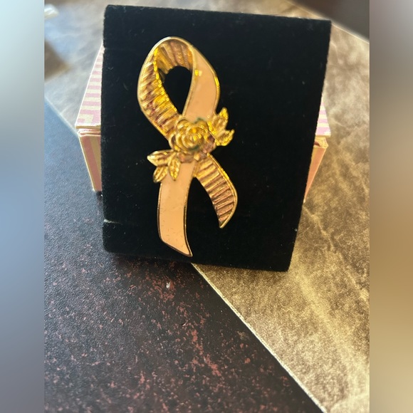 Avon Brooch. NEW. Gold Tone - Picture 2 of 5